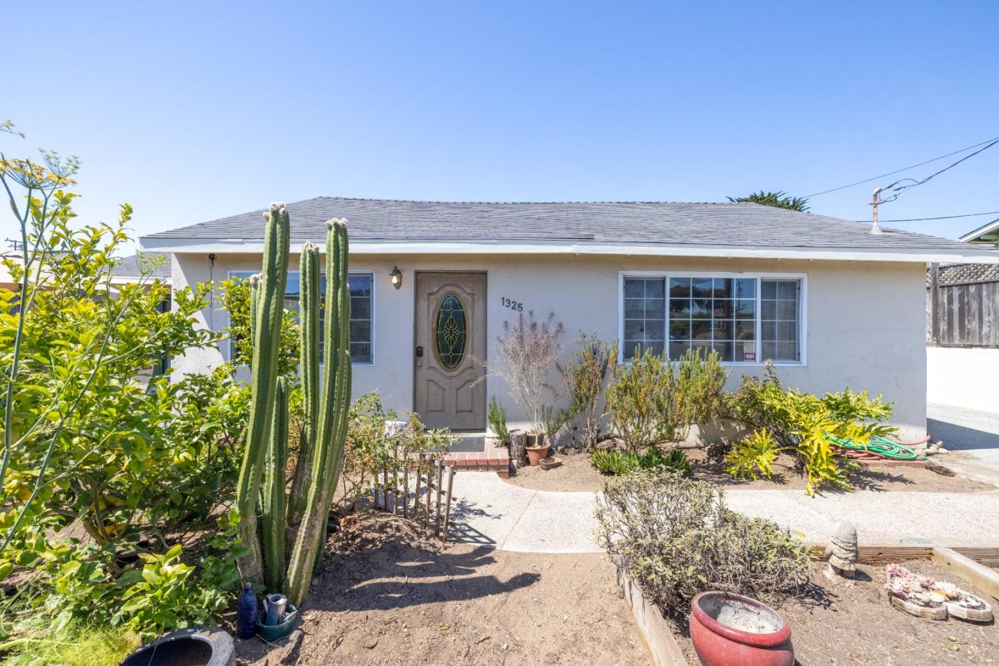 Detail Gallery Image 2 of 31 For 1325 Circle Ave, Seaside,  CA 93955 - 3 Beds | 2 Baths