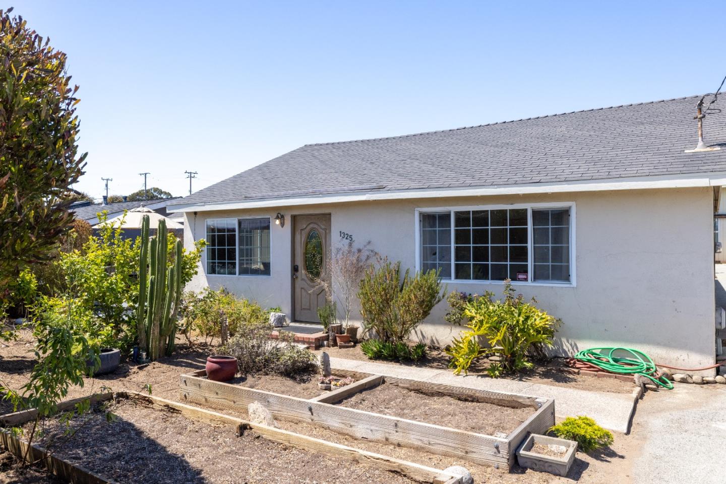 Detail Gallery Image 3 of 31 For 1325 Circle Ave, Seaside,  CA 93955 - 3 Beds | 2 Baths