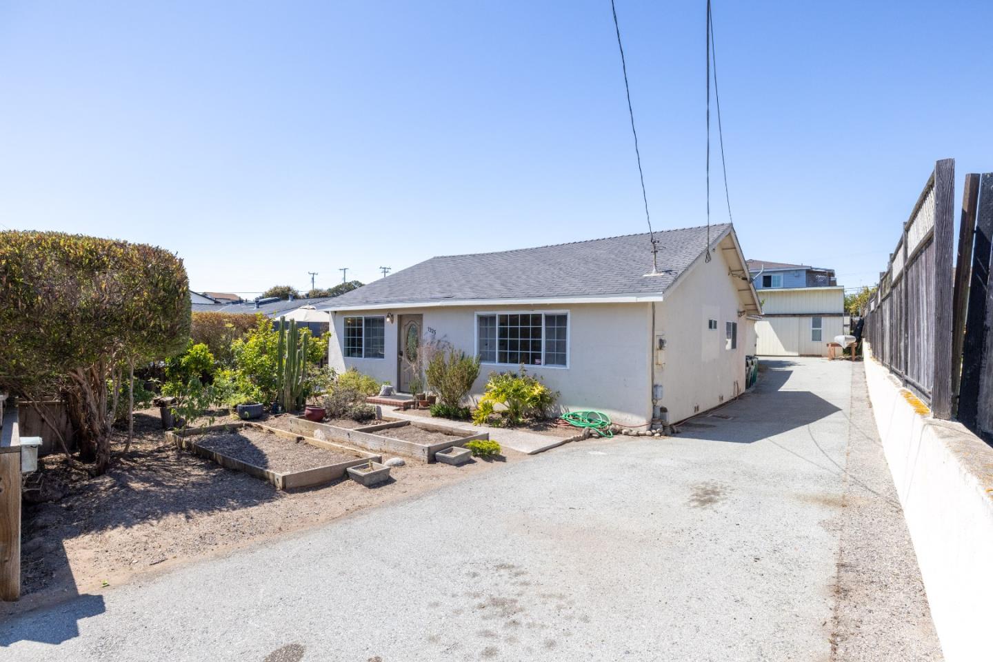 Detail Gallery Image 4 of 31 For 1325 Circle Ave, Seaside,  CA 93955 - 3 Beds | 2 Baths