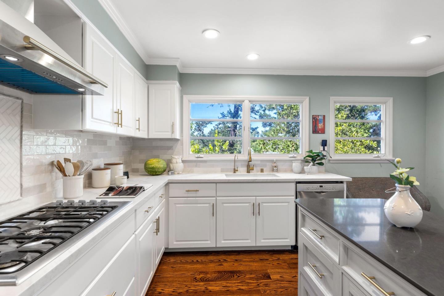 Detail Gallery Image 21 of 102 For 401 Hillsborough Blvd, Hillsborough,  CA 94010 - 4 Beds | 3 Baths
