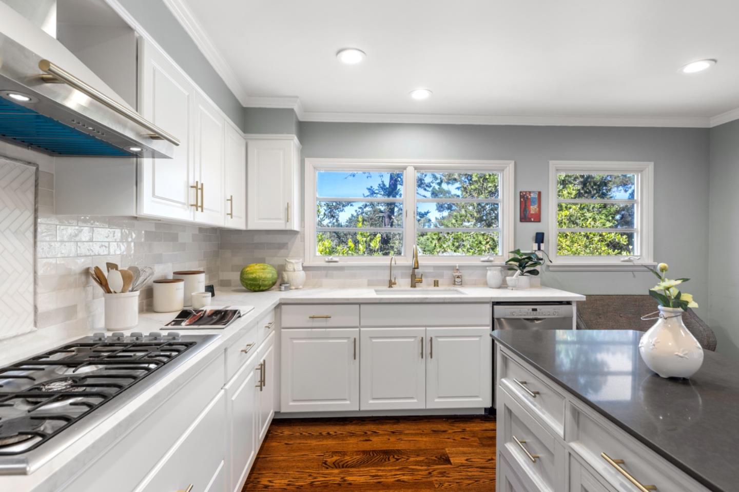 Detail Gallery Image 27 of 102 For 401 Hillsborough Blvd, Hillsborough,  CA 94010 - 4 Beds | 3 Baths