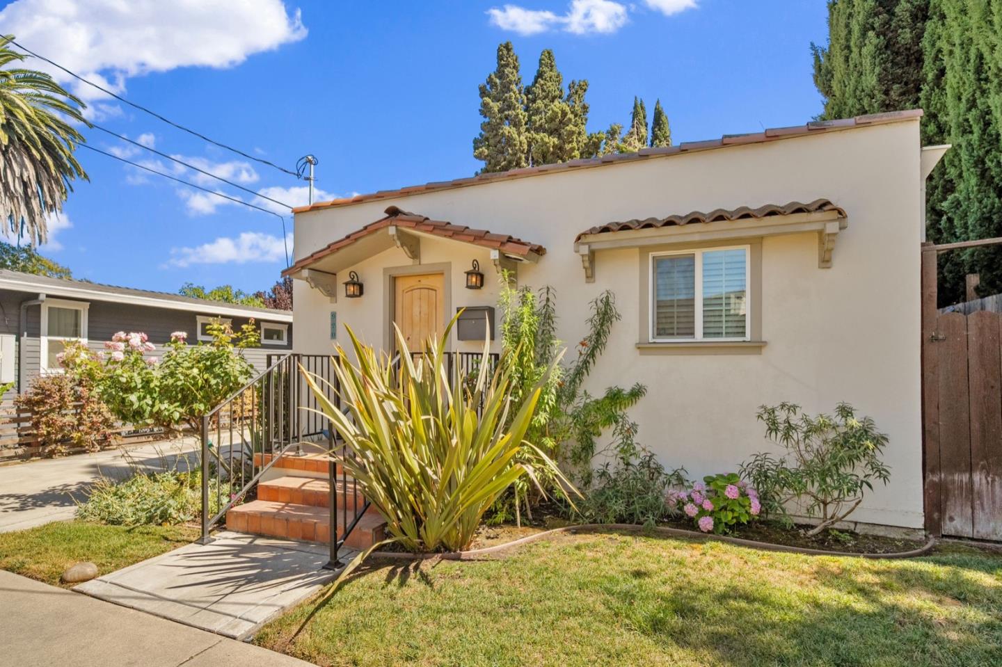 Detail Gallery Image 1 of 31 For 920 W Julian St, San Jose,  CA 95126 - 2 Beds | 1 Baths