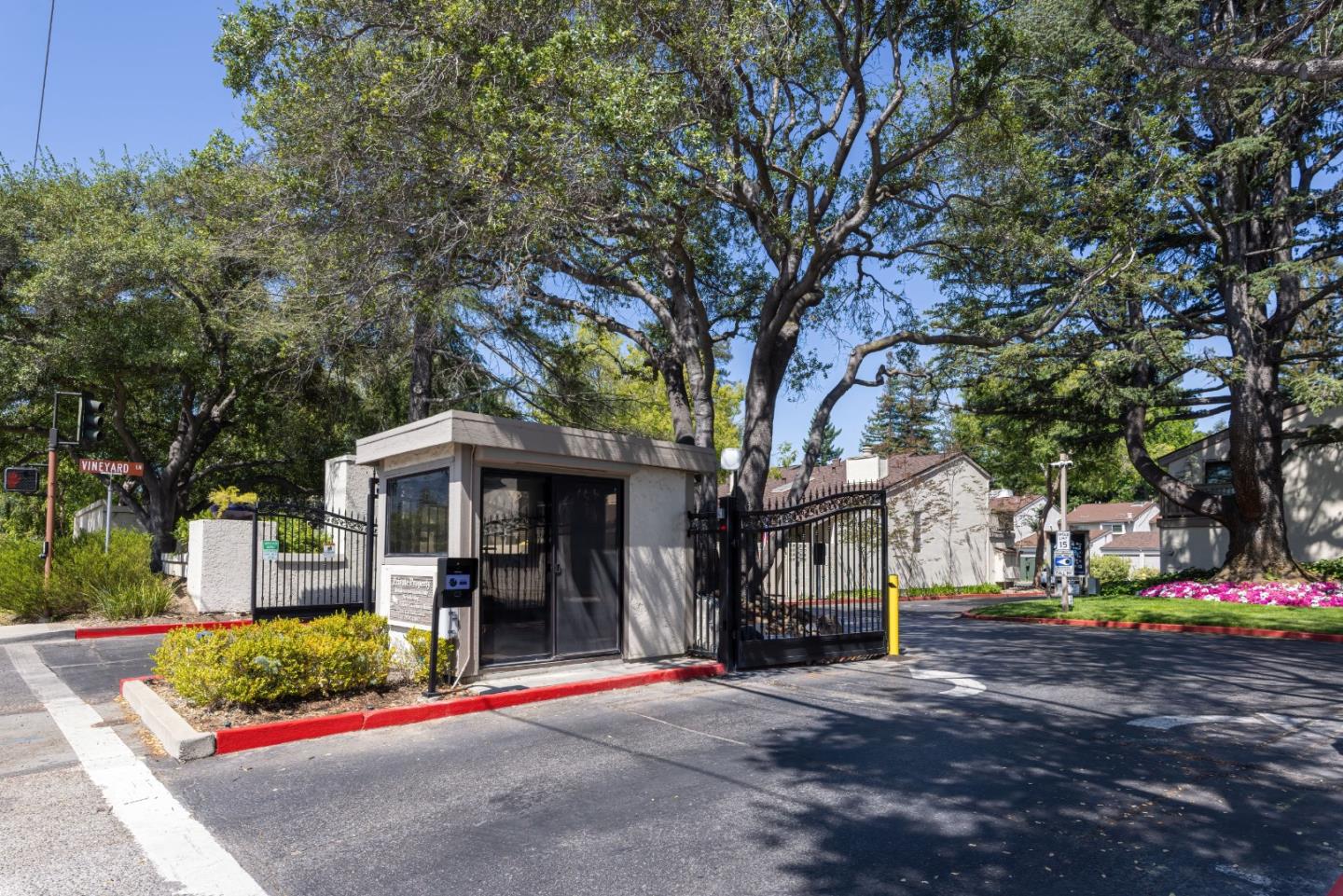 Detail Gallery Image 27 of 29 For 19113 Vineyard Ln, Saratoga,  CA 95070 - 1 Beds | 1 Baths