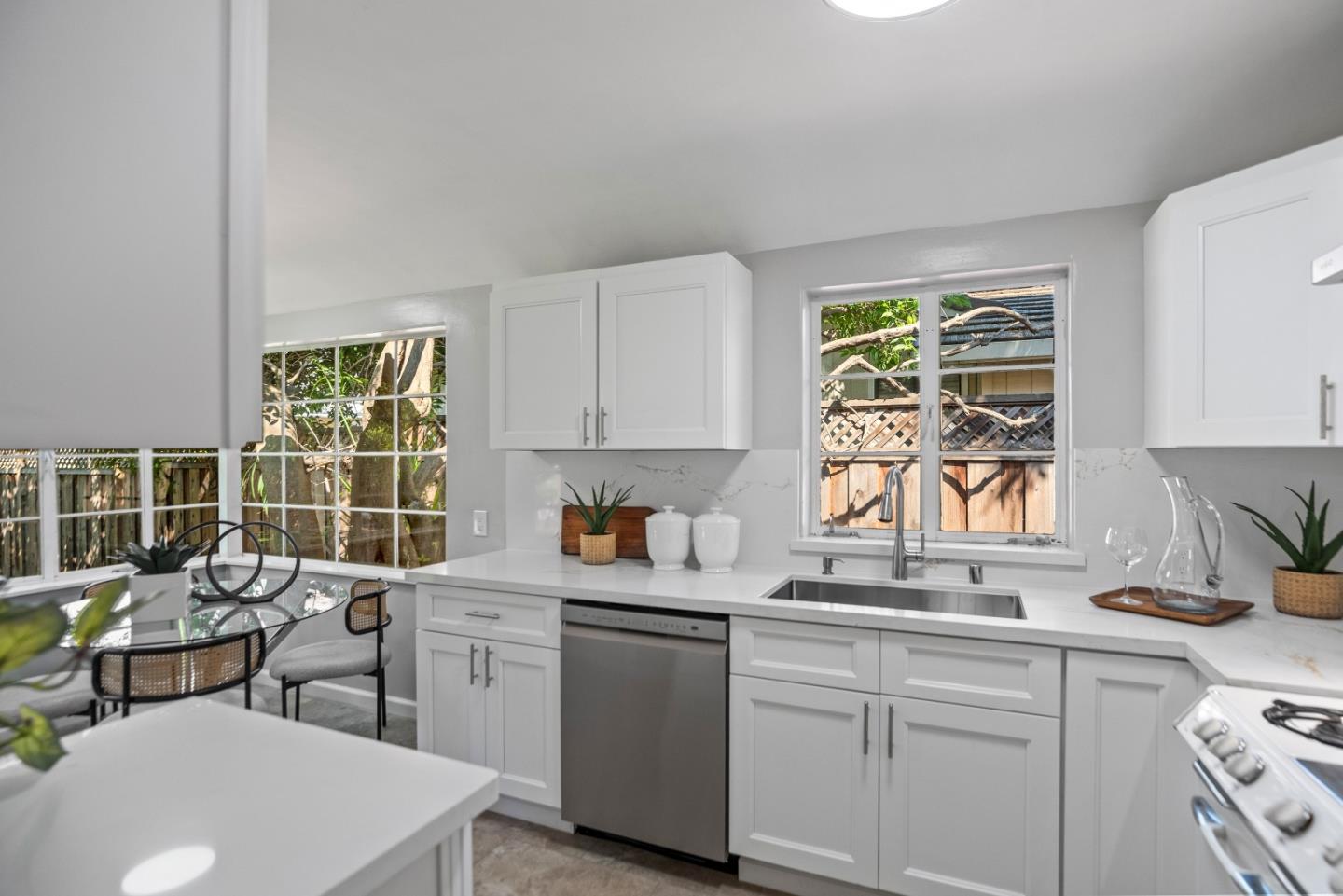 Detail Gallery Image 10 of 30 For 1460 Latham St, Mountain View,  CA 94041 - 2 Beds | 1 Baths