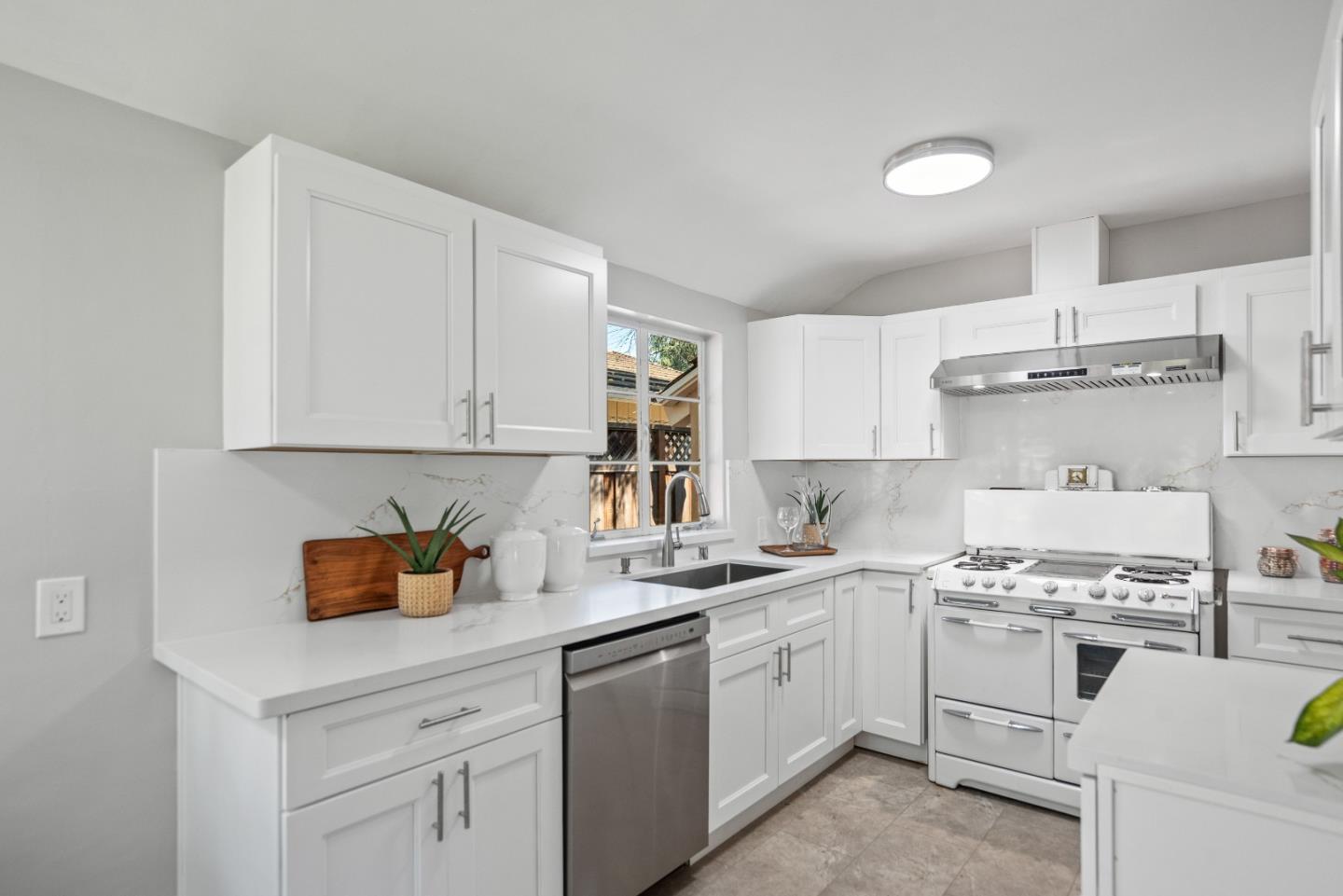 Detail Gallery Image 11 of 30 For 1460 Latham St, Mountain View,  CA 94041 - 2 Beds | 1 Baths
