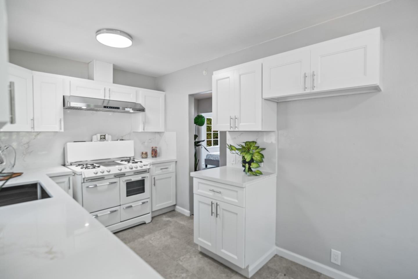 Detail Gallery Image 12 of 30 For 1460 Latham St, Mountain View,  CA 94041 - 2 Beds | 1 Baths