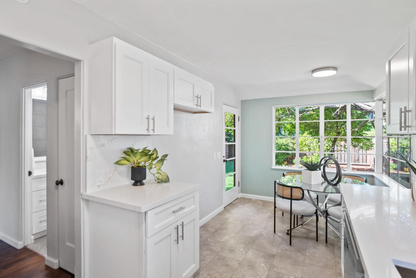 Detail Gallery Image 13 of 30 For 1460 Latham St, Mountain View,  CA 94041 - 2 Beds | 1 Baths