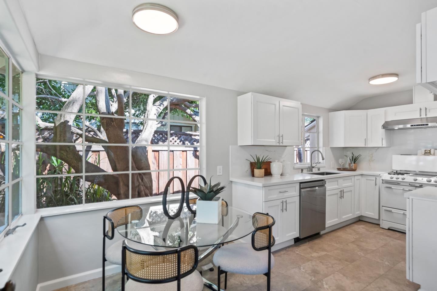 Detail Gallery Image 15 of 30 For 1460 Latham St, Mountain View,  CA 94041 - 2 Beds | 1 Baths
