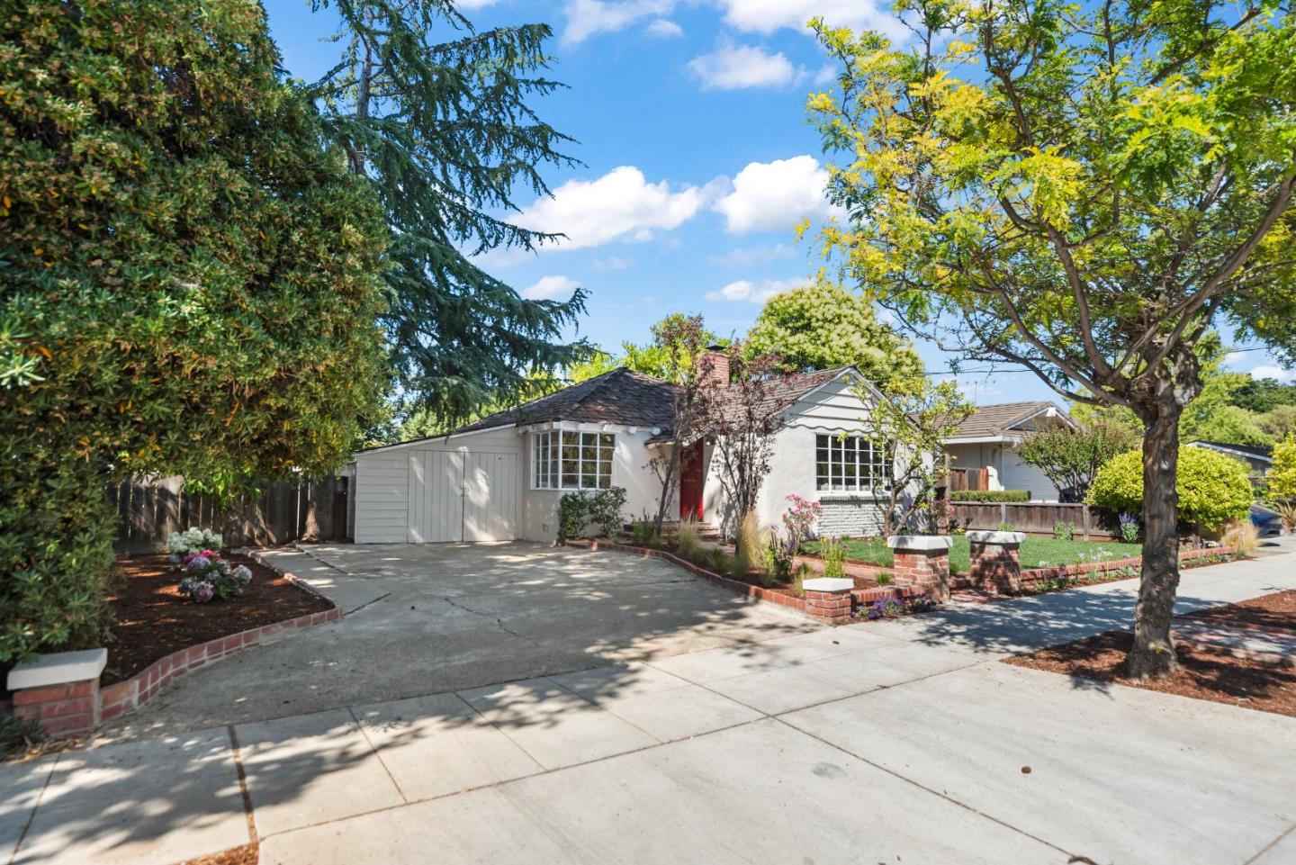 Detail Gallery Image 2 of 30 For 1460 Latham St, Mountain View,  CA 94041 - 2 Beds | 1 Baths