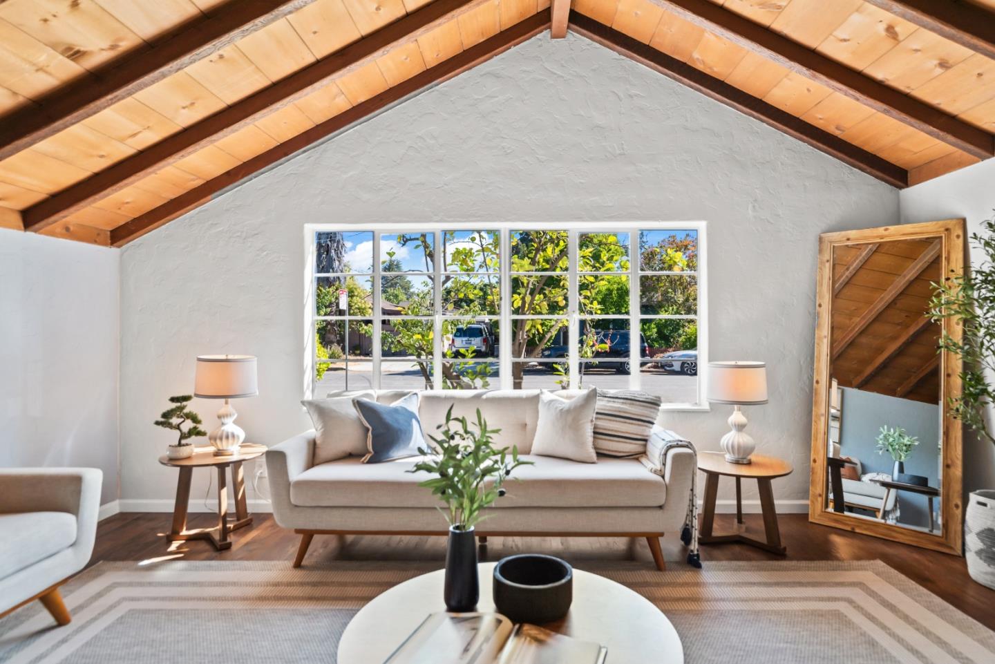 Detail Gallery Image 5 of 30 For 1460 Latham St, Mountain View,  CA 94041 - 2 Beds | 1 Baths