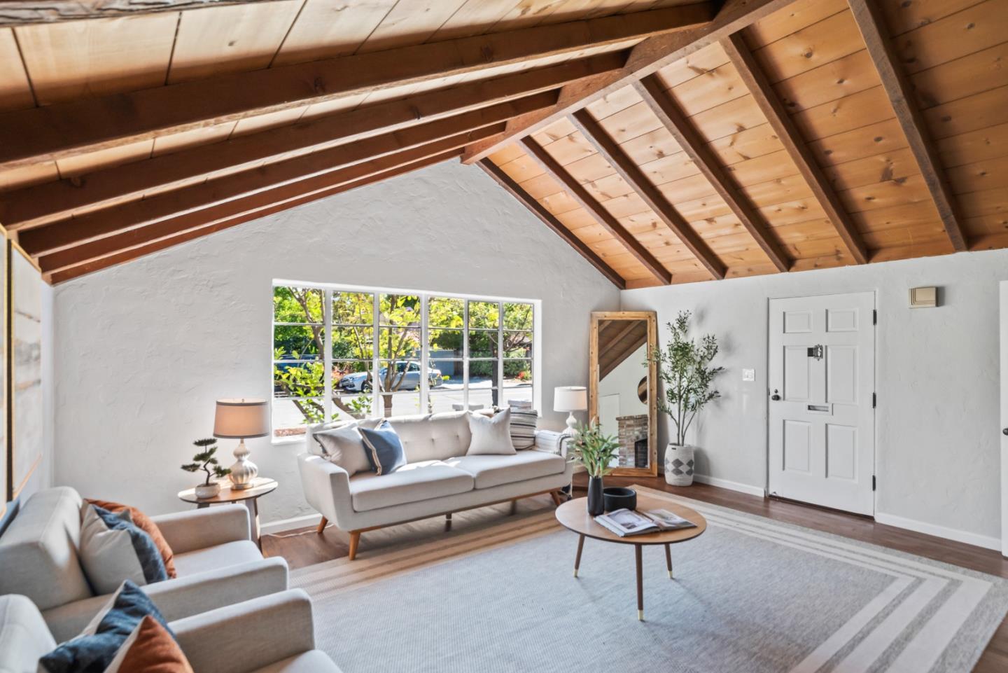 Detail Gallery Image 6 of 30 For 1460 Latham St, Mountain View,  CA 94041 - 2 Beds | 1 Baths