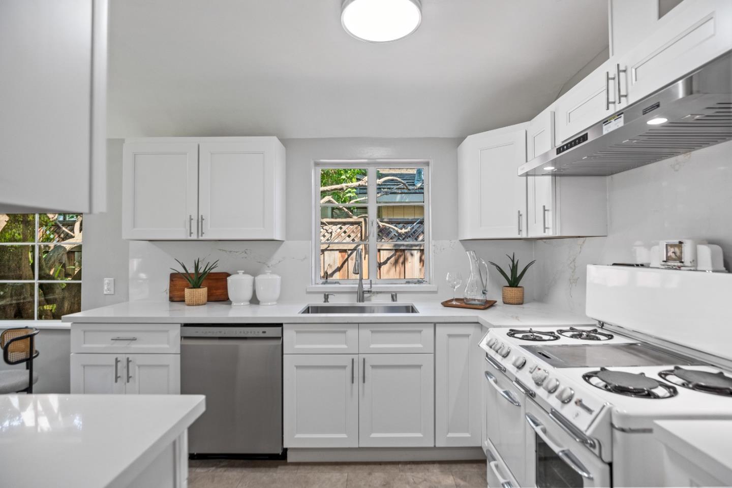 Detail Gallery Image 9 of 30 For 1460 Latham St, Mountain View,  CA 94041 - 2 Beds | 1 Baths