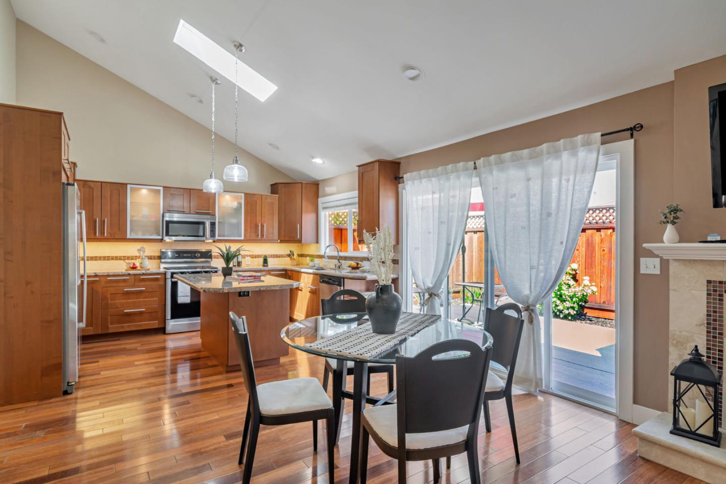 Detail Gallery Image 11 of 26 For 353 Meadowood Cir, San Ramon,  CA 94583 - 3 Beds | 2 Baths