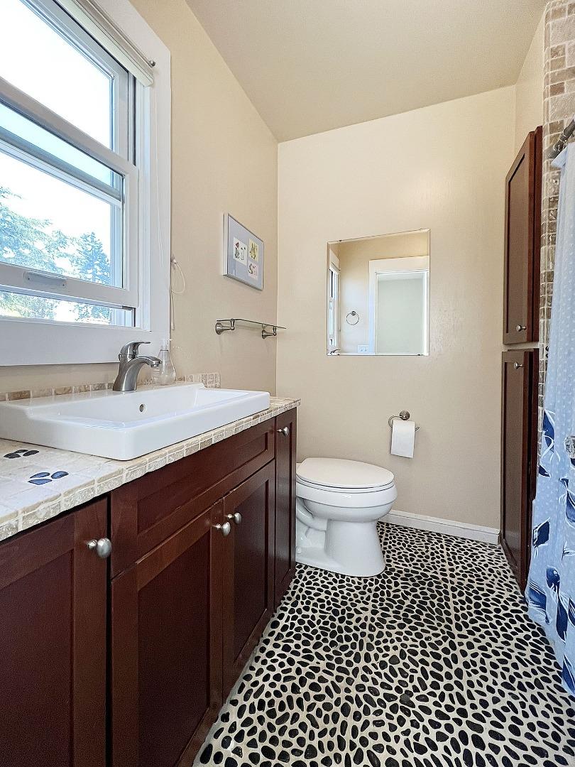 Detail Gallery Image 19 of 26 For 1812 Sanchez Ave, Burlingame,  CA 94010 - 3 Beds | 2/1 Baths