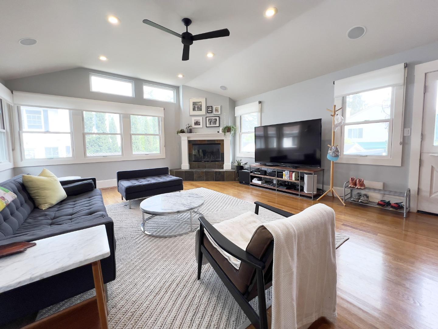 Detail Gallery Image 4 of 26 For 1812 Sanchez Ave, Burlingame,  CA 94010 - 3 Beds | 2/1 Baths