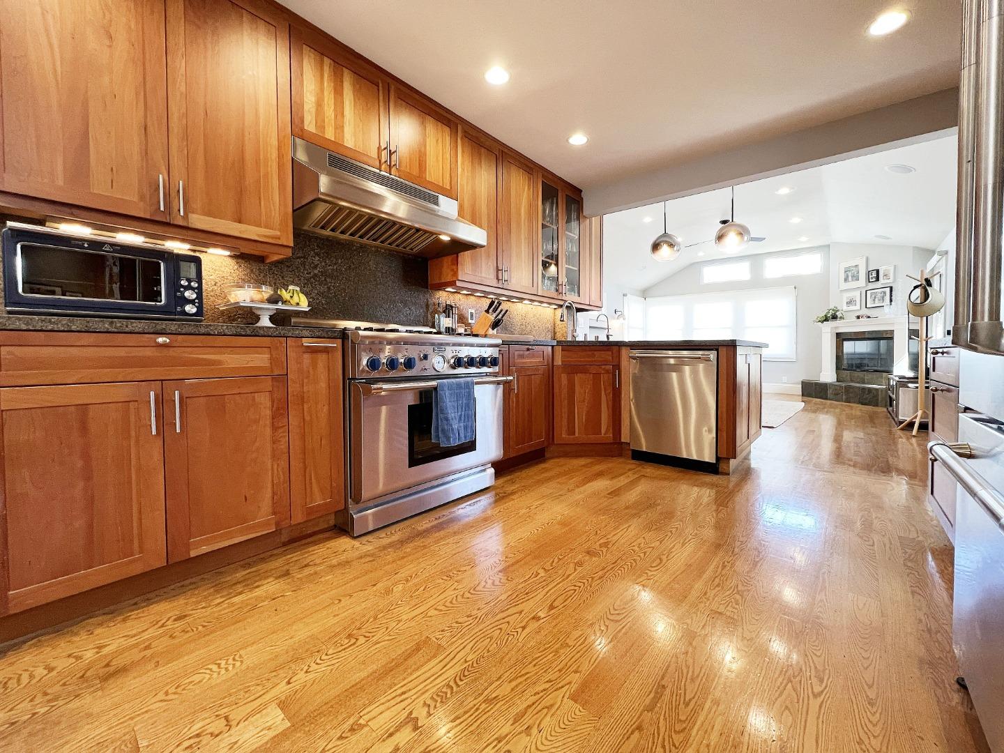 Detail Gallery Image 7 of 26 For 1812 Sanchez Ave, Burlingame,  CA 94010 - 3 Beds | 2/1 Baths