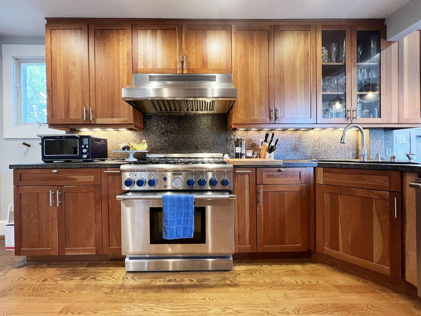 Detail Gallery Image 8 of 26 For 1812 Sanchez Ave, Burlingame,  CA 94010 - 3 Beds | 2/1 Baths