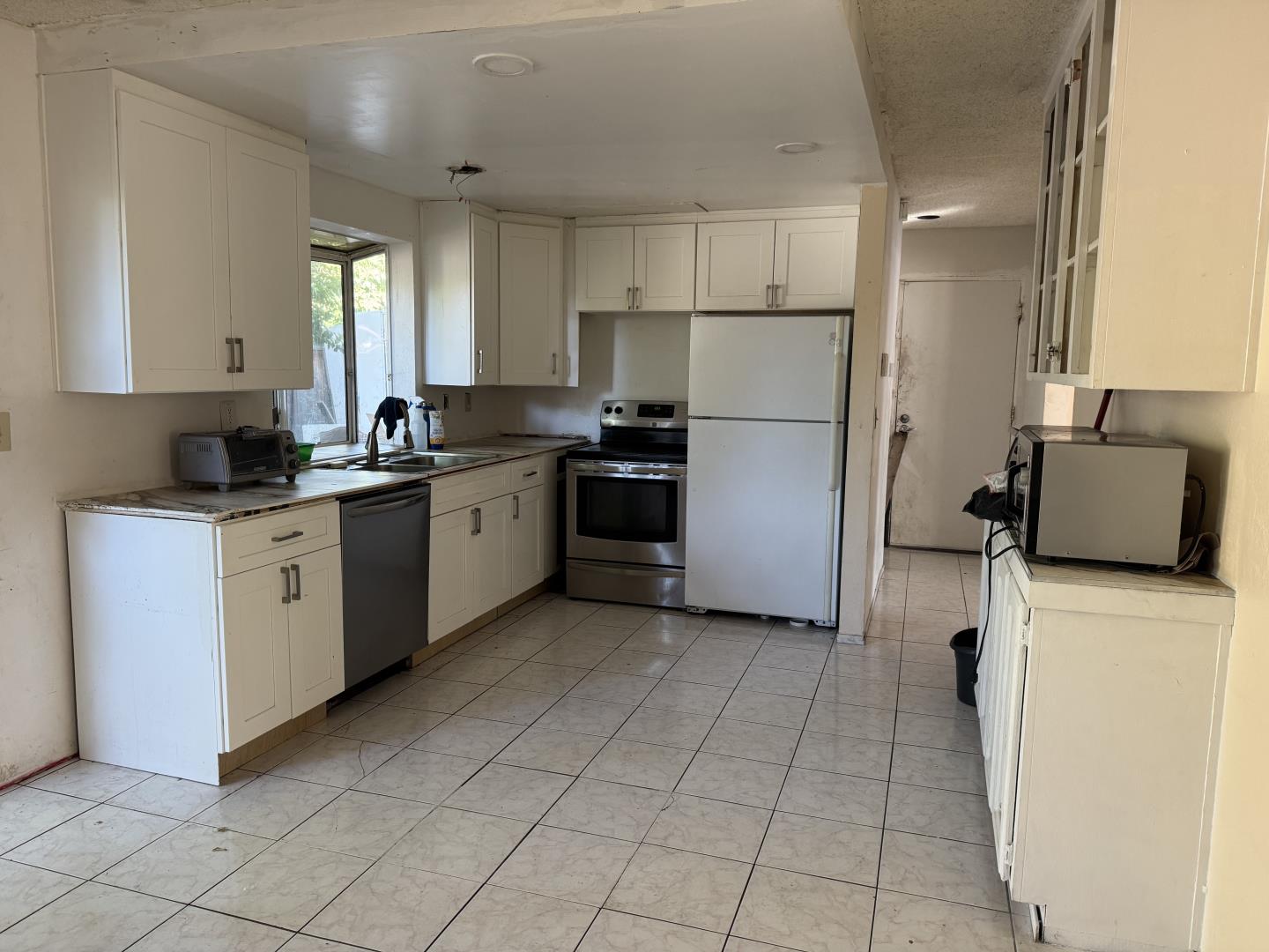 Detail Gallery Image 9 of 10 For 1599 Clampett Way, San Jose,  CA 95131 - 4 Beds | 2/1 Baths
