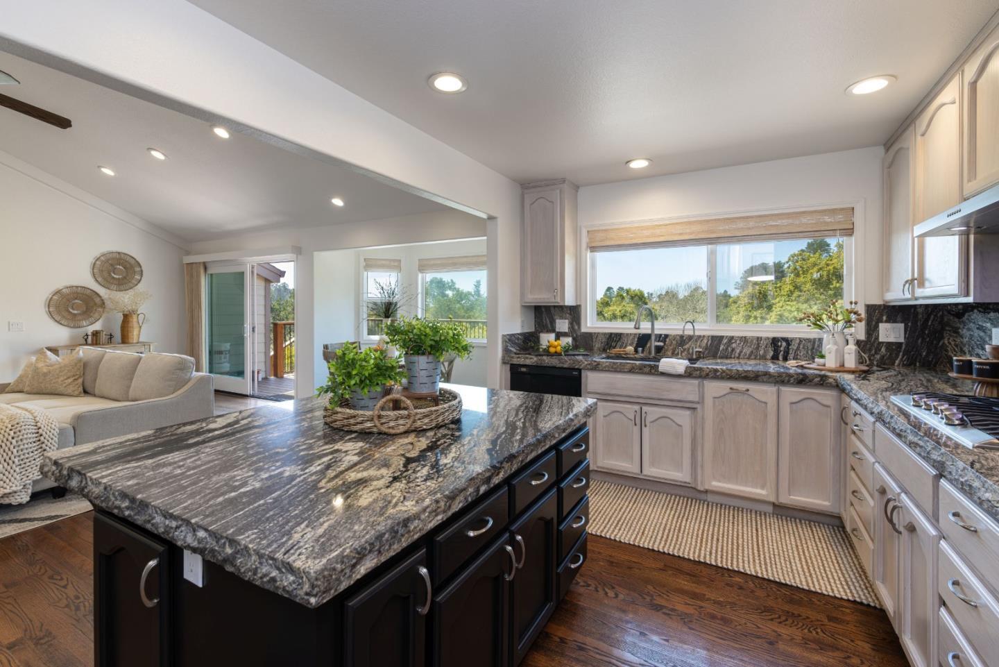 Detail Gallery Image 12 of 53 For 573 Meadow Rd, Aptos,  CA 95003 - 4 Beds | 3/1 Baths