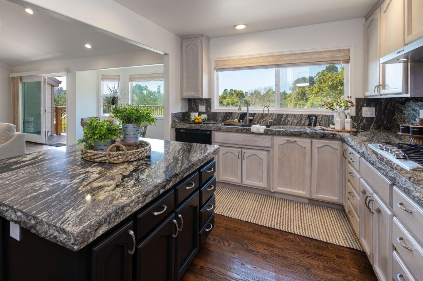 Detail Gallery Image 13 of 53 For 573 Meadow Rd, Aptos,  CA 95003 - 4 Beds | 3/1 Baths