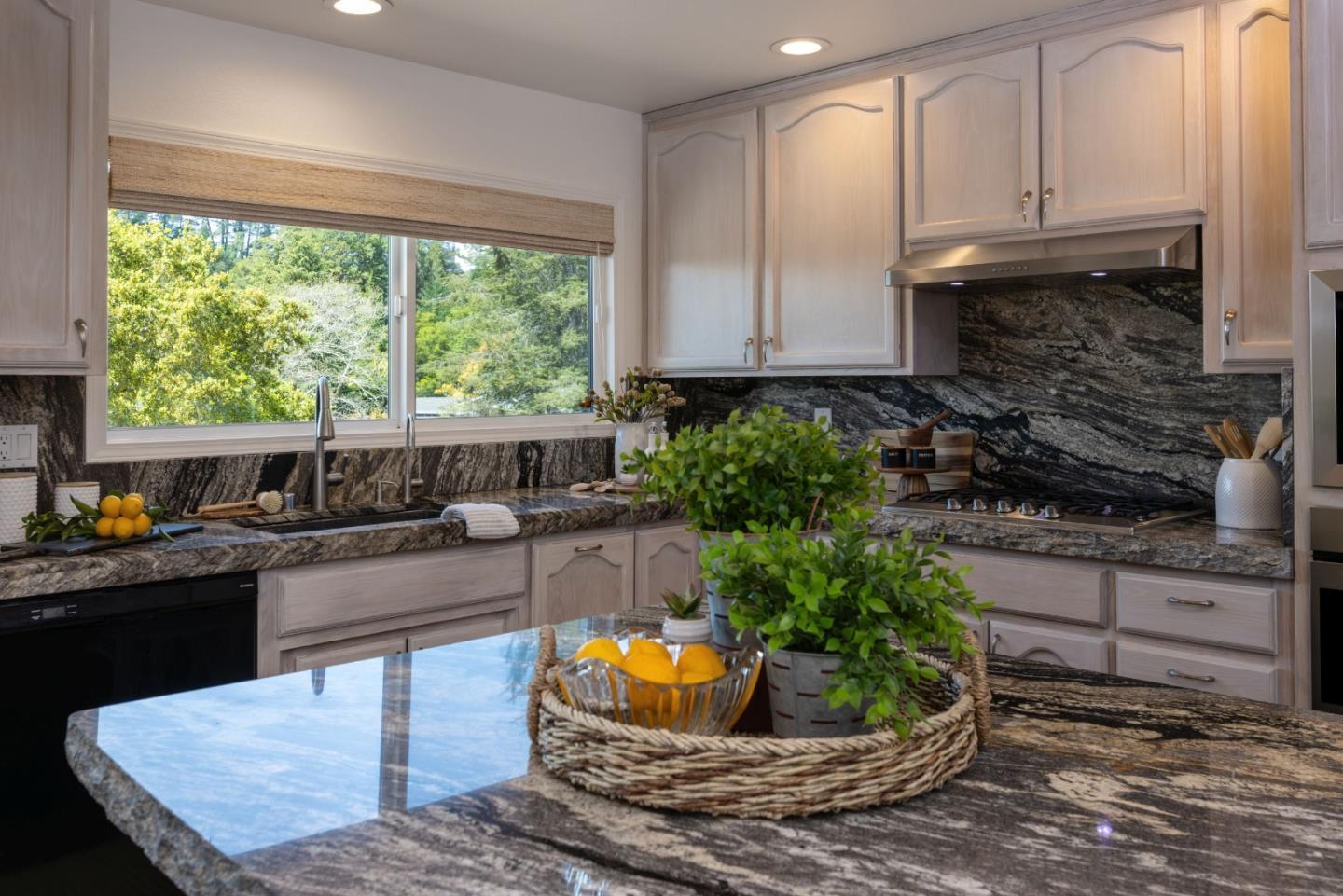 Detail Gallery Image 14 of 53 For 573 Meadow Rd, Aptos,  CA 95003 - 4 Beds | 3/1 Baths