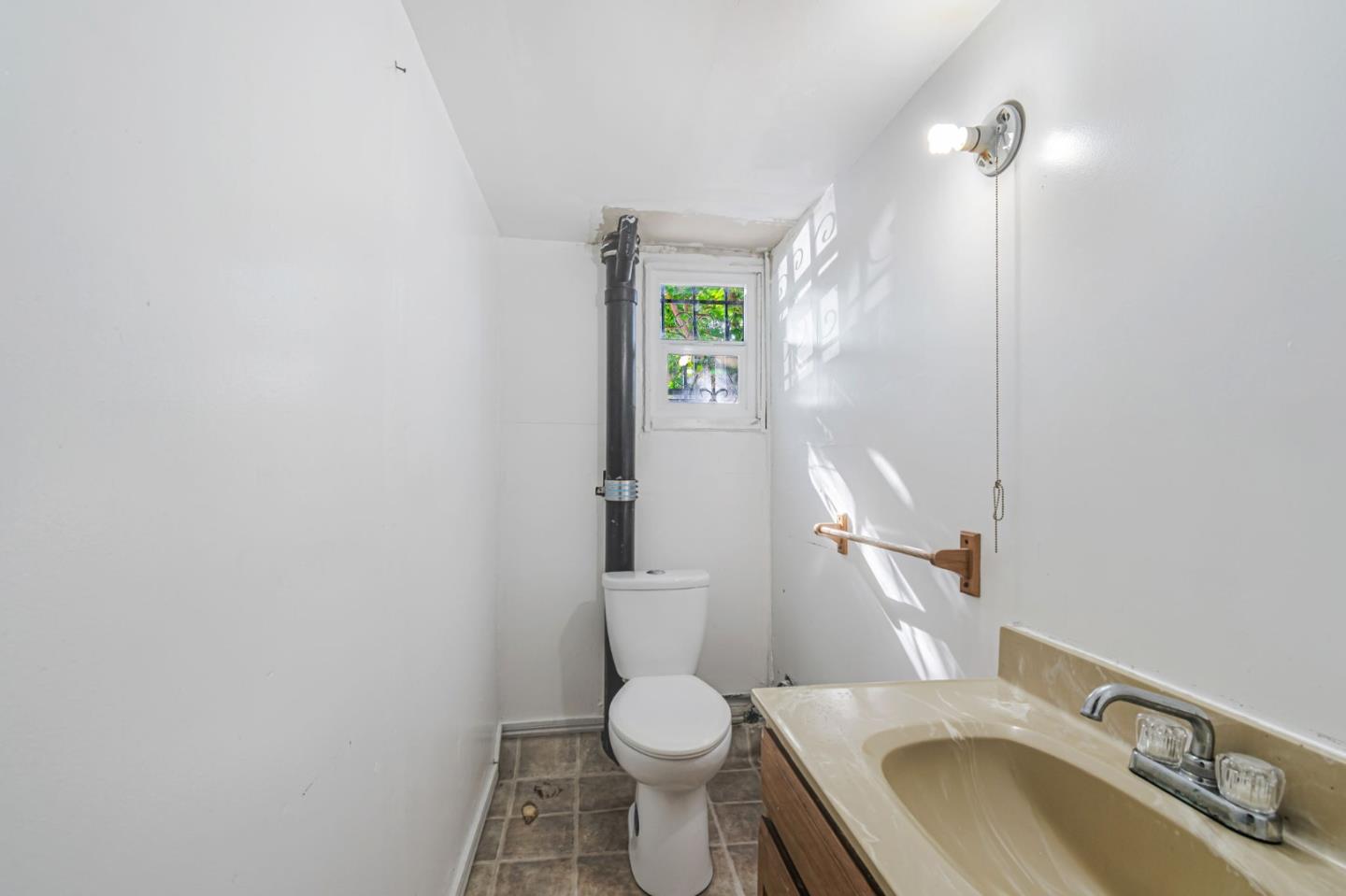 Detail Gallery Image 13 of 19 For 3300 E 17th St, Oakland,  CA 94601 - 4 Beds | 2 Baths
