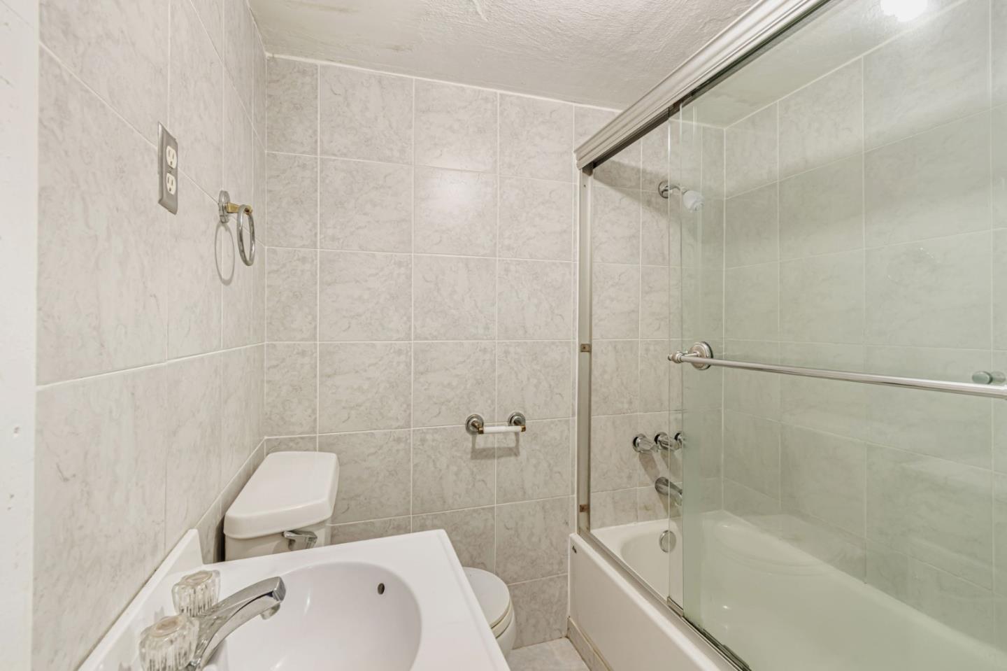 Detail Gallery Image 15 of 19 For 3300 E 17th St, Oakland,  CA 94601 - 4 Beds | 2 Baths