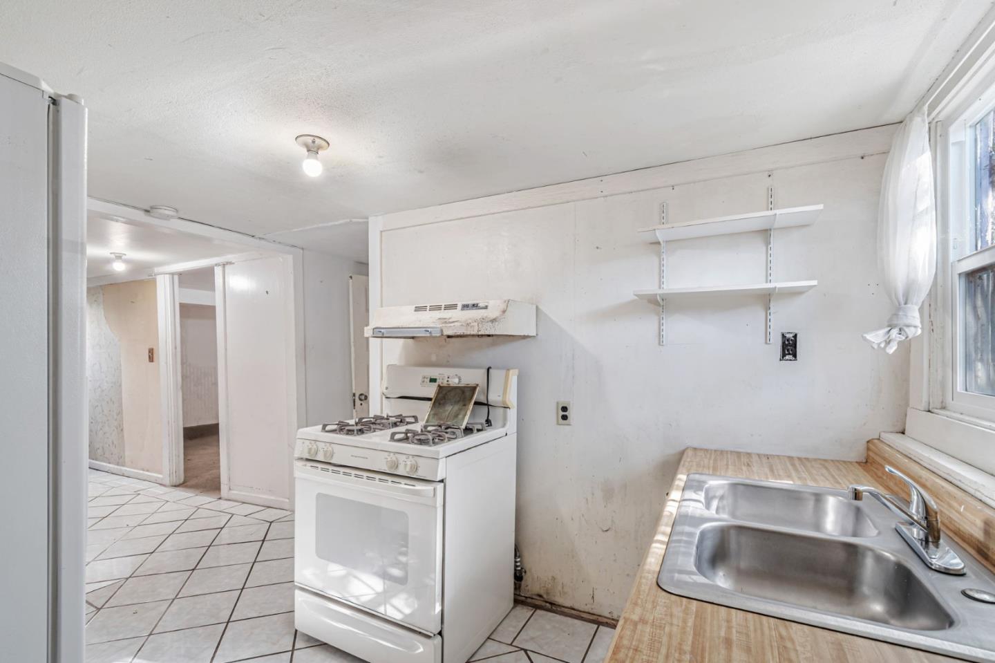 Detail Gallery Image 16 of 19 For 3300 E 17th St, Oakland,  CA 94601 - 4 Beds | 2 Baths