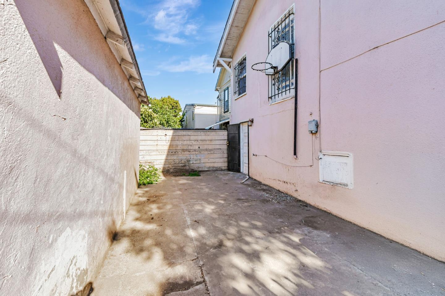 Detail Gallery Image 19 of 19 For 3300 E 17th St, Oakland,  CA 94601 - 4 Beds | 2 Baths
