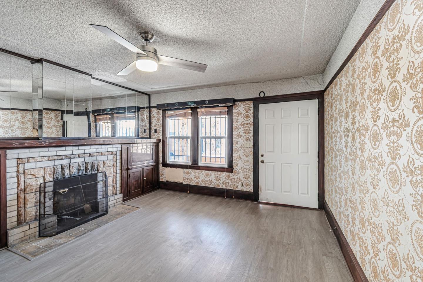 Detail Gallery Image 5 of 19 For 3300 E 17th St, Oakland,  CA 94601 - 4 Beds | 2 Baths