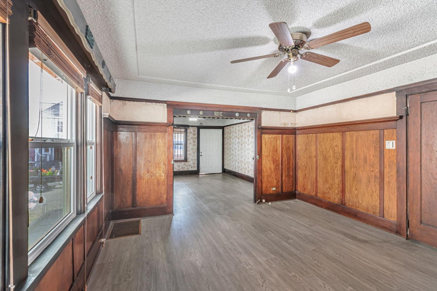 Detail Gallery Image 6 of 19 For 3300 E 17th St, Oakland,  CA 94601 - 4 Beds | 2 Baths