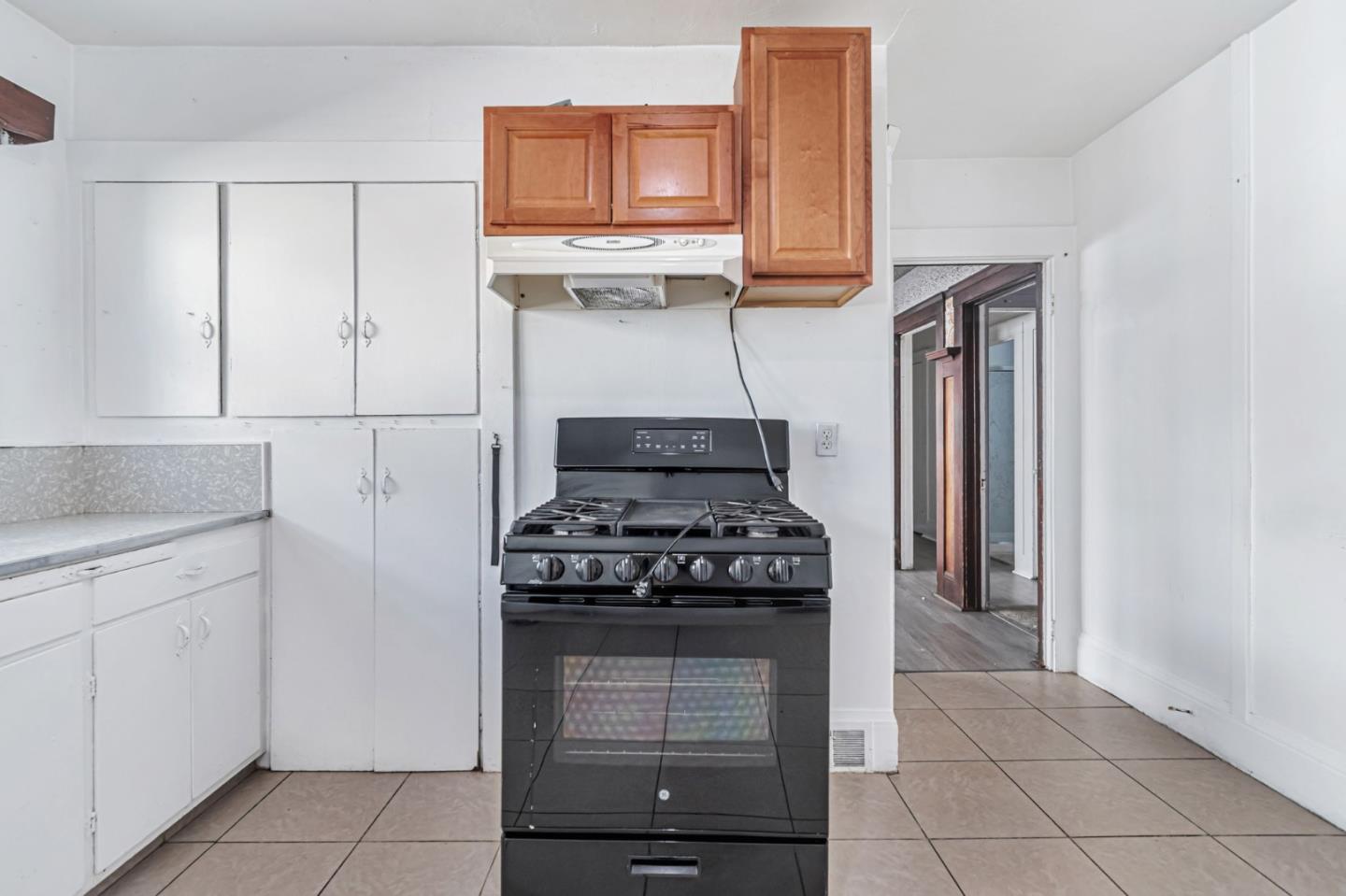 Detail Gallery Image 8 of 19 For 3300 E 17th St, Oakland,  CA 94601 - 4 Beds | 2 Baths
