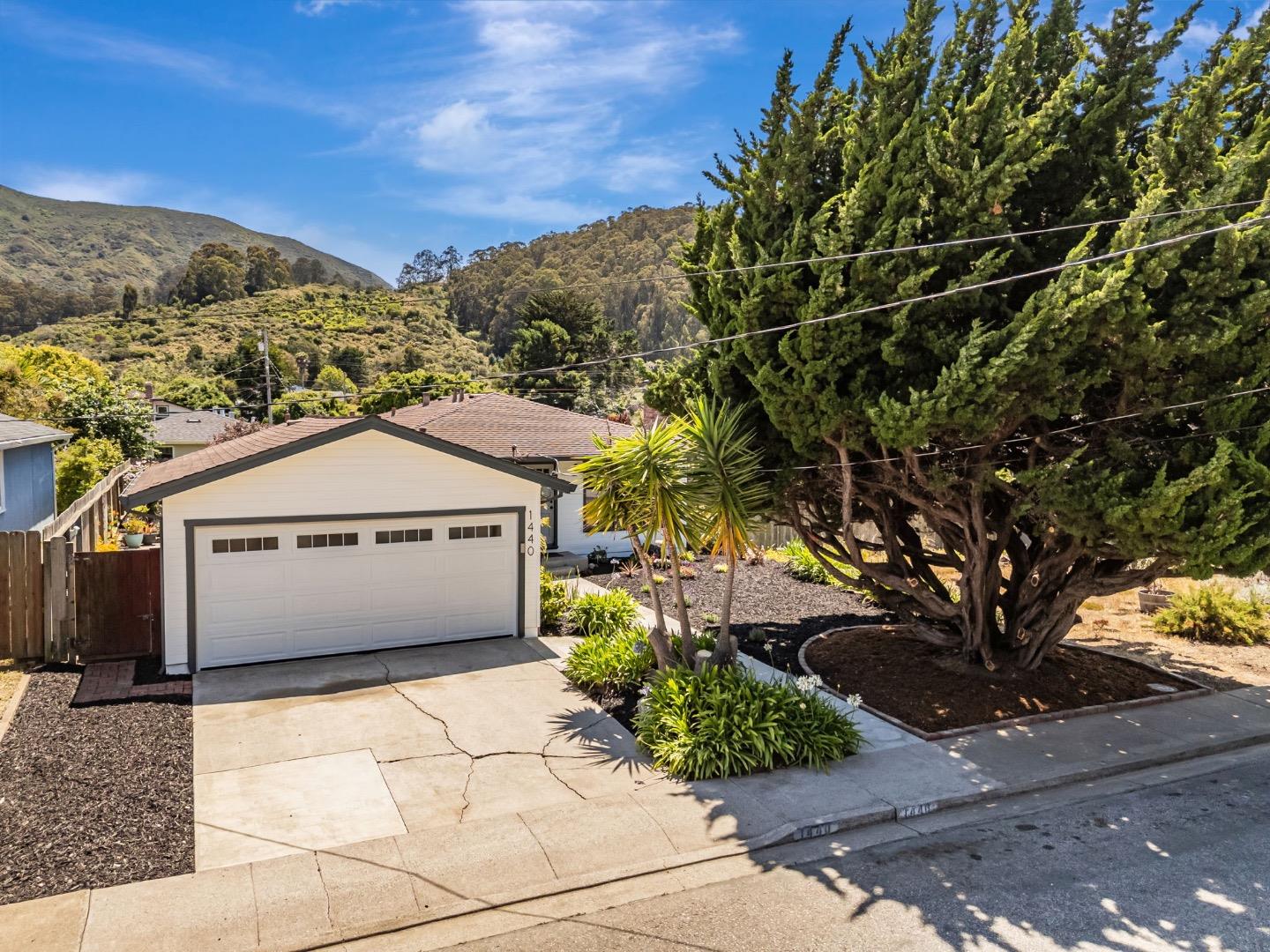 Detail Gallery Image 3 of 64 For 1440 Serra Dr, Pacifica,  CA 94044 - 3 Beds | 1 Baths