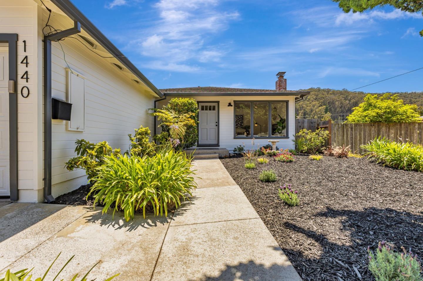 Detail Gallery Image 4 of 64 For 1440 Serra Dr, Pacifica,  CA 94044 - 3 Beds | 1 Baths