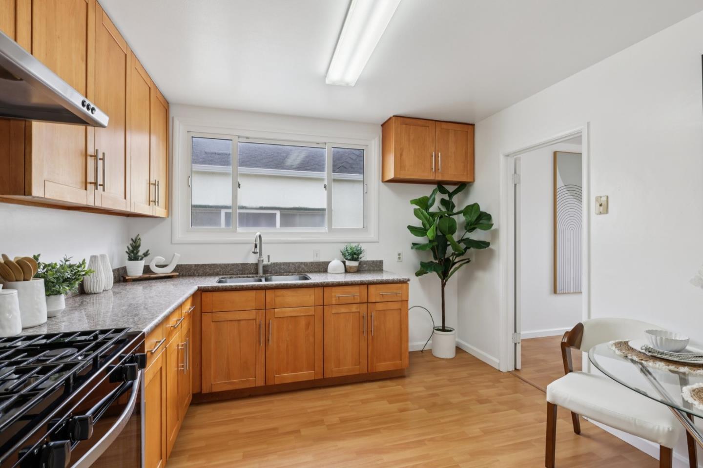 Detail Gallery Image 8 of 36 For 1360 S Mayfair Ave, Daly City,  CA 94015 - 4 Beds | 2 Baths
