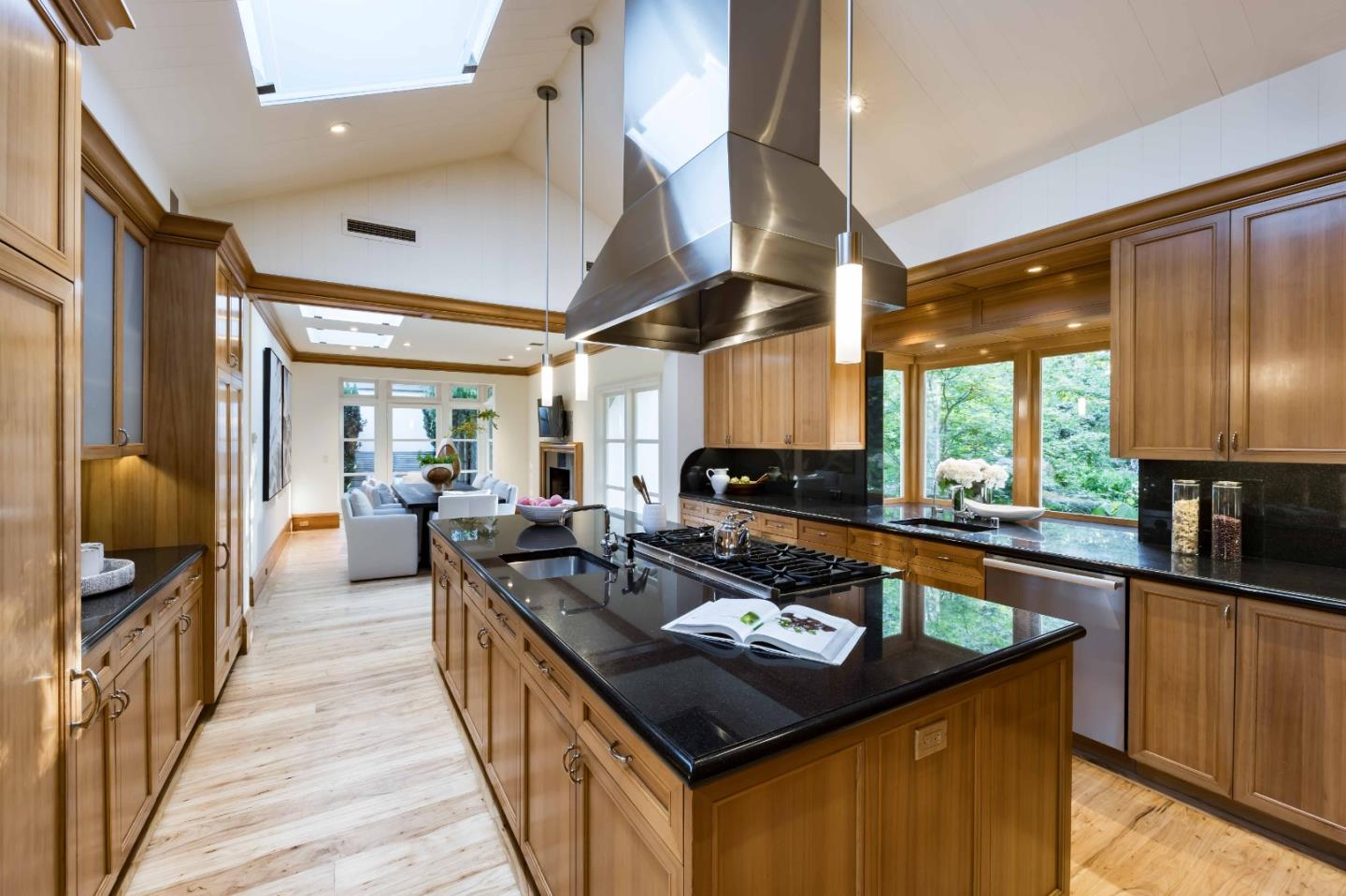 Detail Gallery Image 10 of 50 For 188 Fair Oaks Ln, Atherton,  CA 94027 - 5 Beds | 5/2 Baths