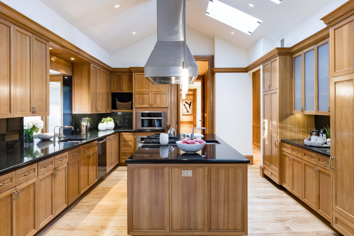 Detail Gallery Image 11 of 50 For 188 Fair Oaks Ln, Atherton,  CA 94027 - 5 Beds | 5/2 Baths