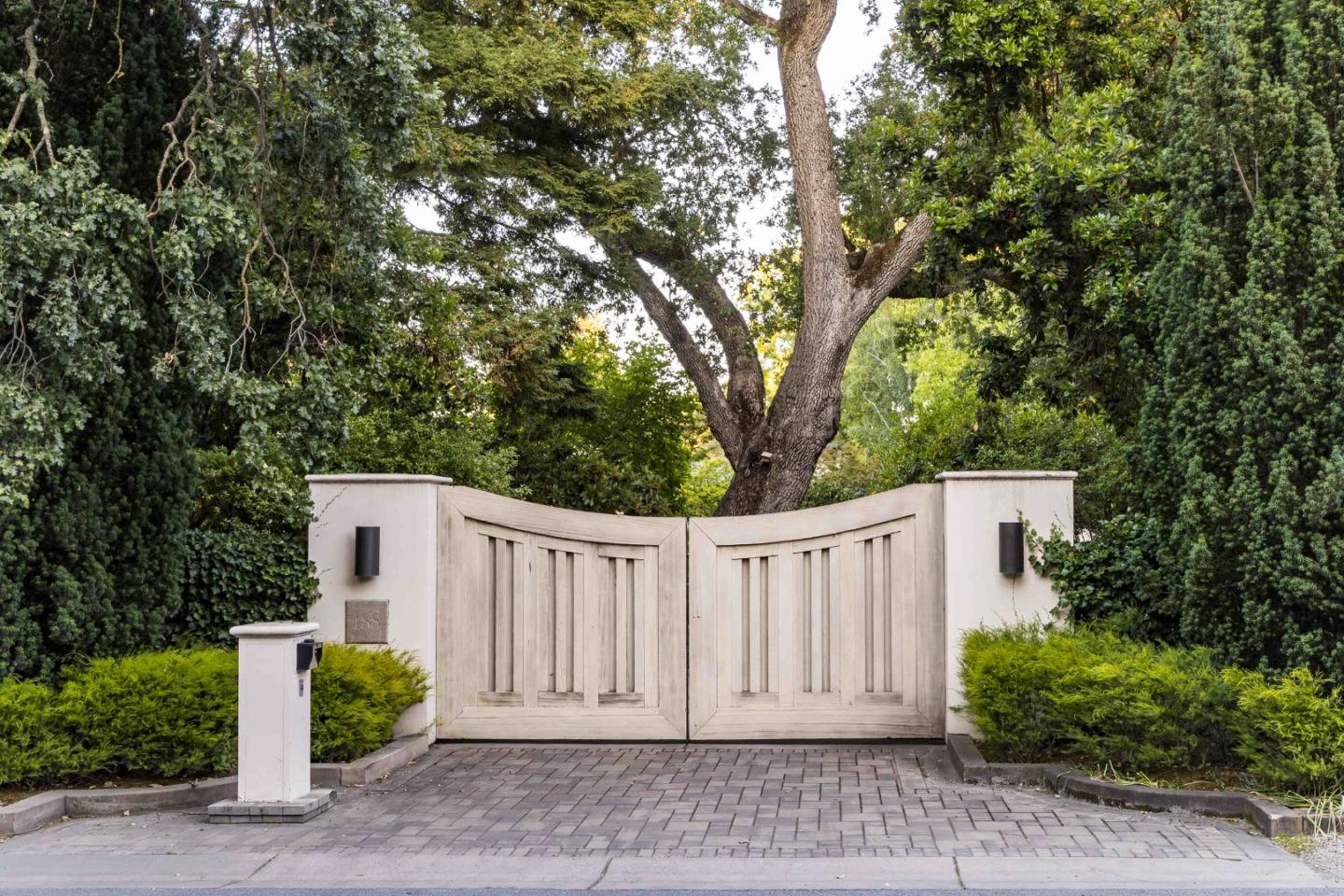 Detail Gallery Image 3 of 50 For 188 Fair Oaks Ln, Atherton,  CA 94027 - 5 Beds | 5/2 Baths