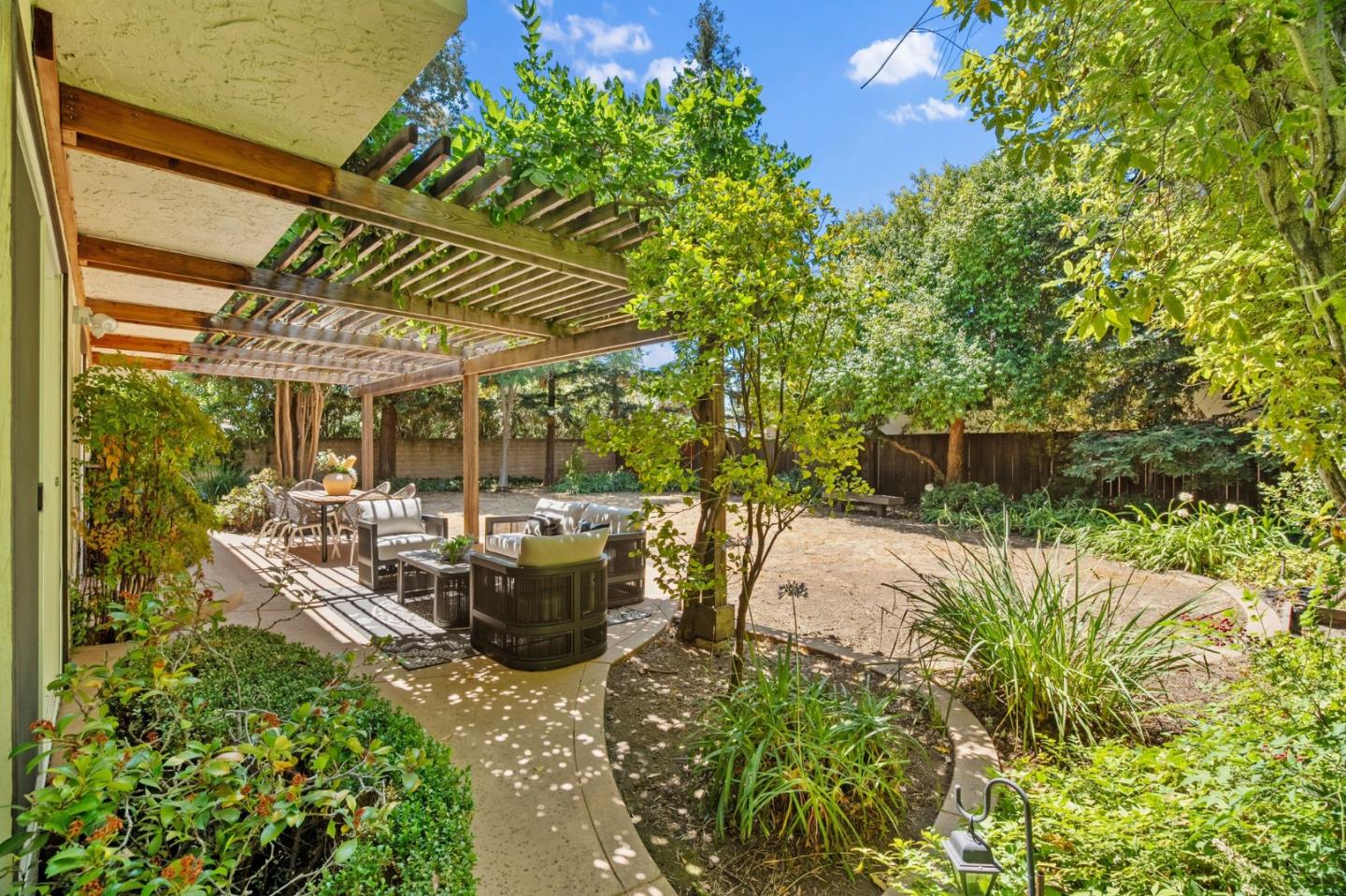 Detail Gallery Image 22 of 26 For 4198 Cherry Oaks Pl, Palo Alto,  CA 94306 - 4 Beds | 2/1 Baths