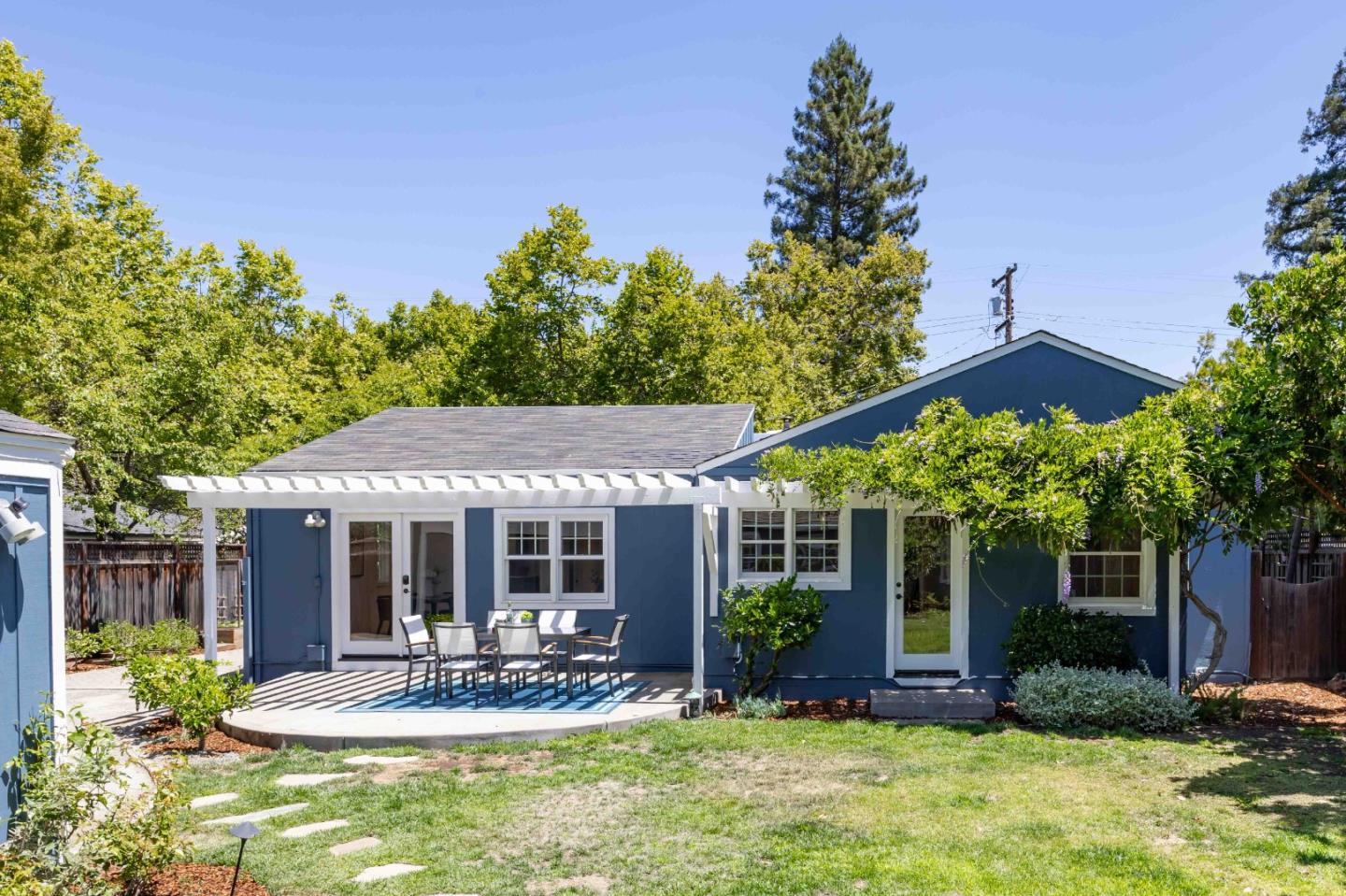 Detail Gallery Image 20 of 27 For 448 Felton Dr, Menlo Park,  CA 94025 - 3 Beds | 4 Baths