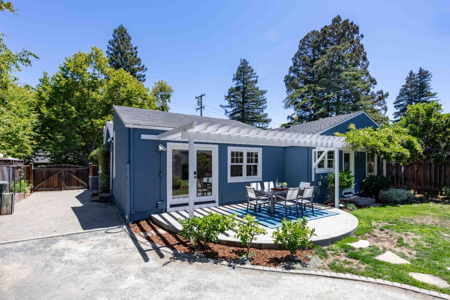 Detail Gallery Image 21 of 27 For 448 Felton Dr, Menlo Park,  CA 94025 - 3 Beds | 4 Baths