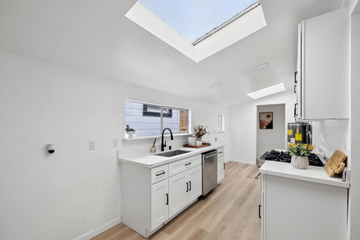 Detail Gallery Image 15 of 35 For 137 Holloway Ave, San Francisco,  CA 94112 - 3 Beds | 1 Baths