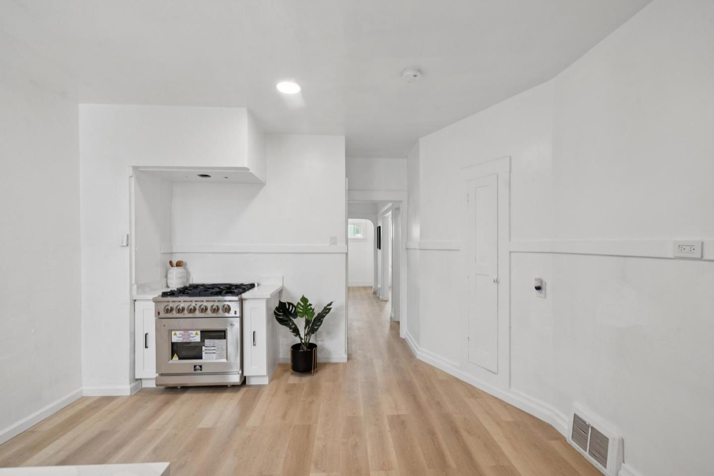 Detail Gallery Image 21 of 38 For 133 Holloway Ave, San Francisco,  CA 94112 - 3 Beds | 1 Baths