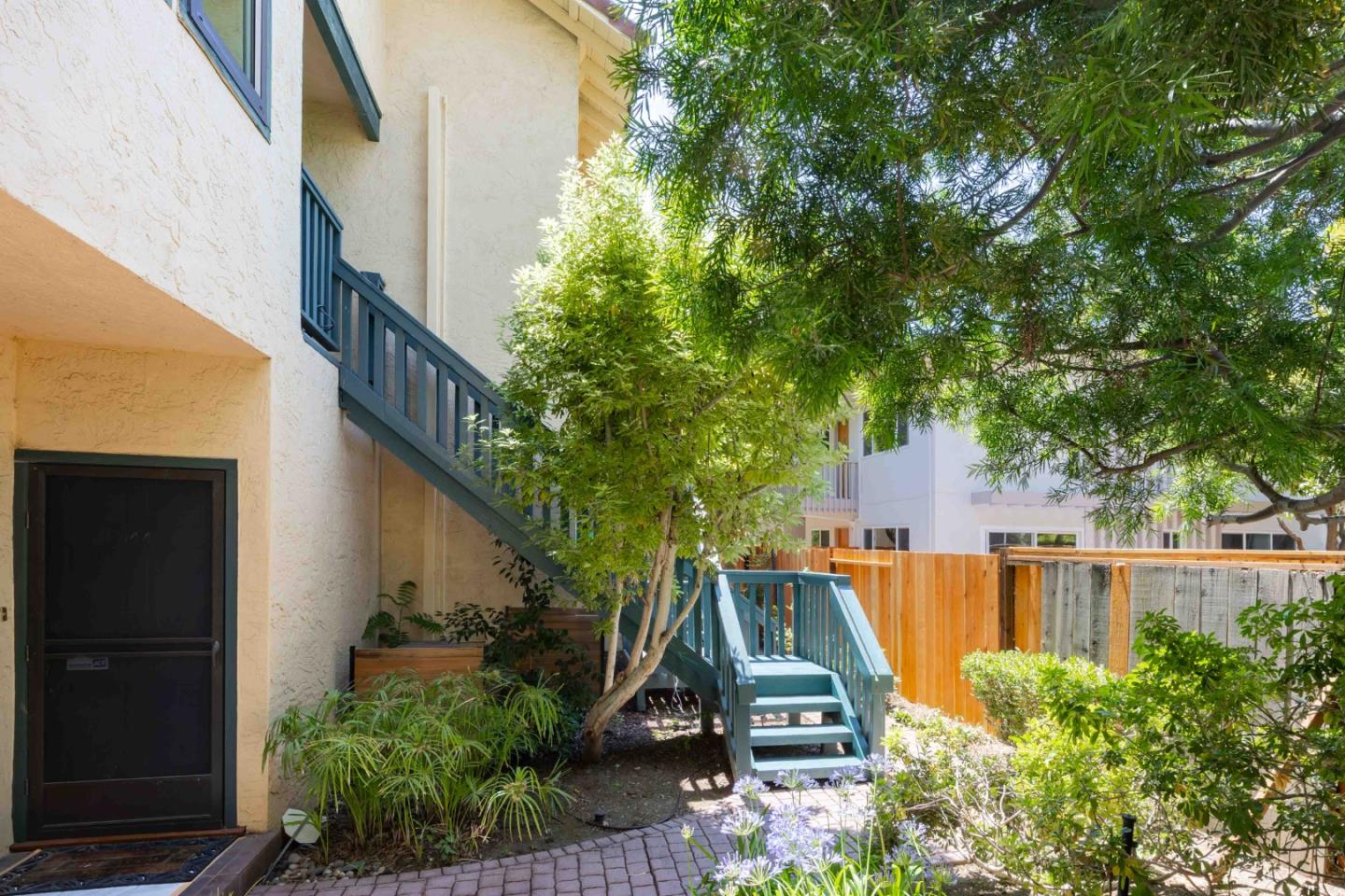 Detail Gallery Image 3 of 18 For 548 Everett Ave, Palo Alto,  CA 94301 - 2 Beds | 2 Baths
