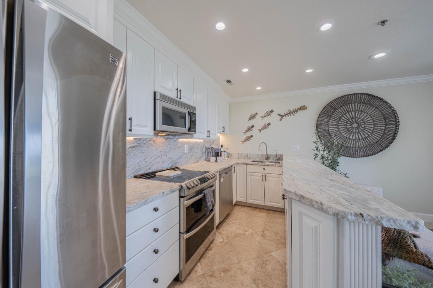 Detail Gallery Image 10 of 25 For 585 Laine St #10,  Monterey,  CA 93940 - 2 Beds | 1 Baths