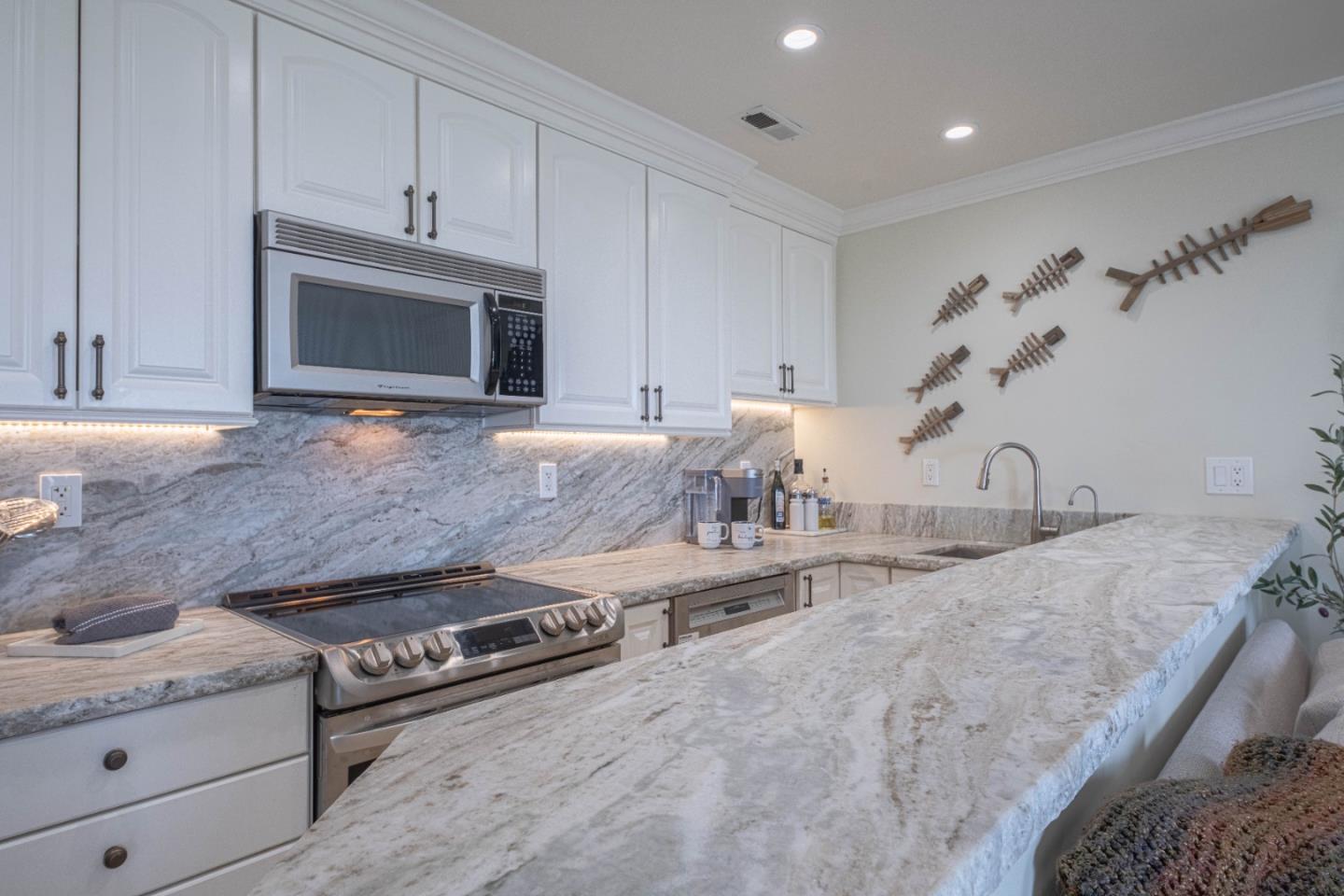 Detail Gallery Image 12 of 25 For 585 Laine St #10,  Monterey,  CA 93940 - 2 Beds | 1 Baths
