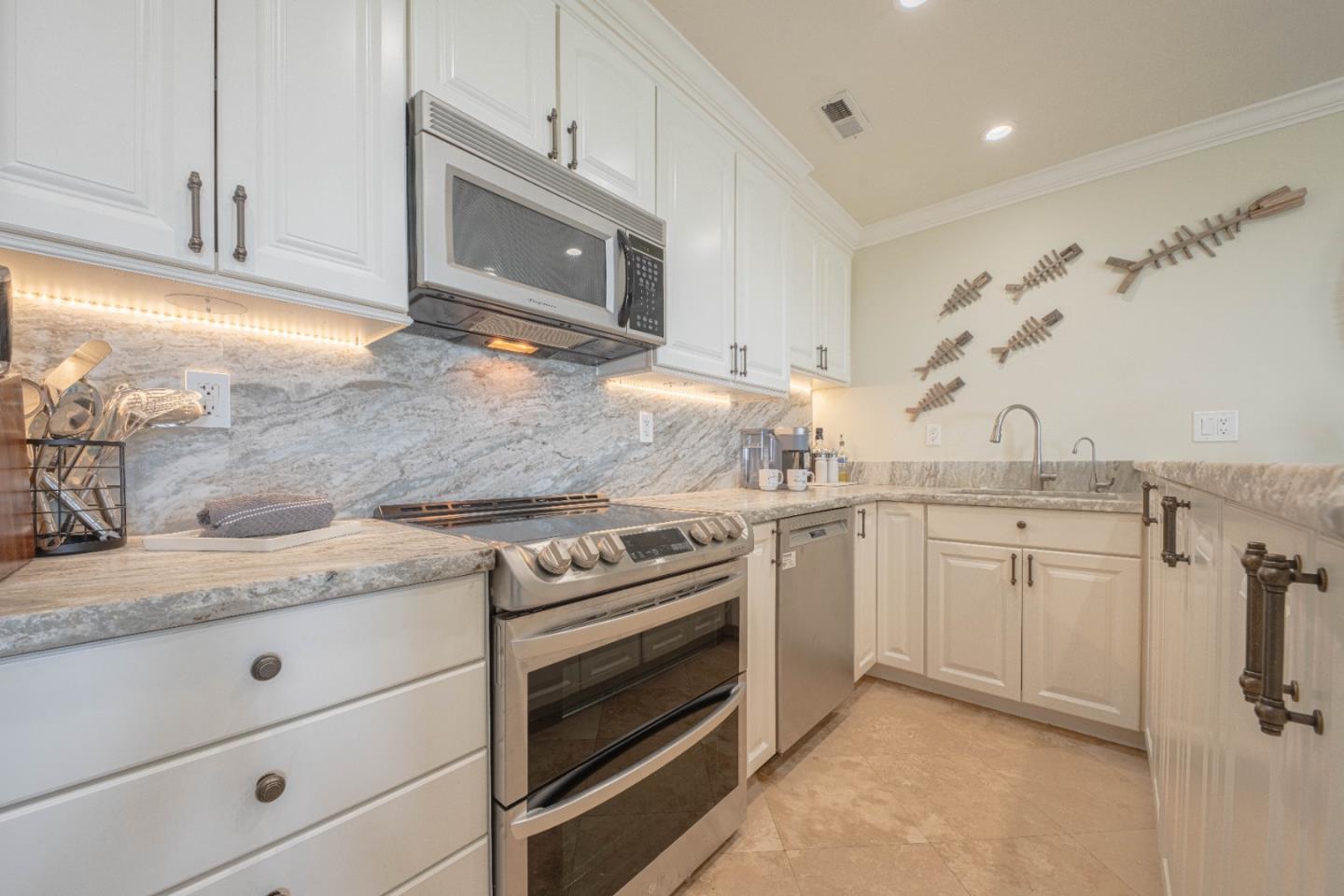 Detail Gallery Image 13 of 25 For 585 Laine St #10,  Monterey,  CA 93940 - 2 Beds | 1 Baths