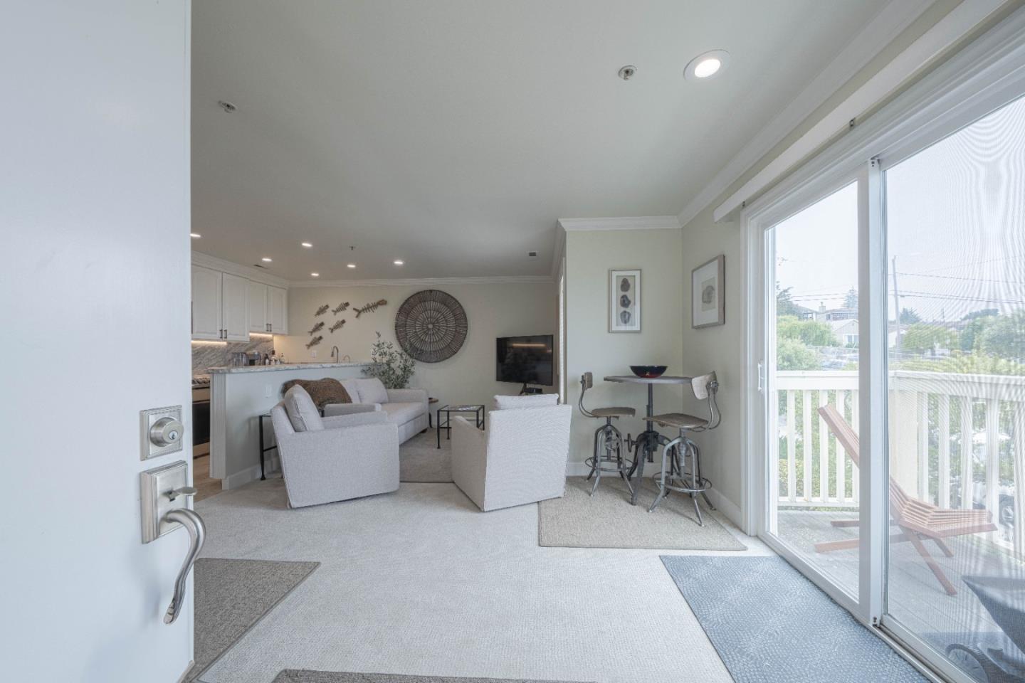 Detail Gallery Image 4 of 25 For 585 Laine St #10,  Monterey,  CA 93940 - 2 Beds | 1 Baths
