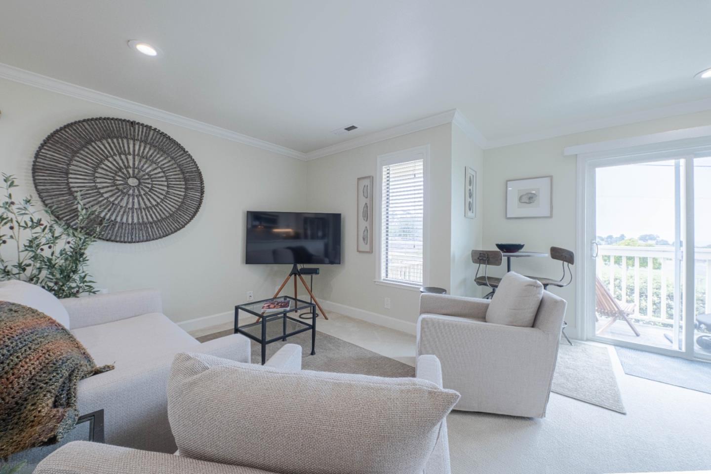 Detail Gallery Image 5 of 25 For 585 Laine St #10,  Monterey,  CA 93940 - 2 Beds | 1 Baths