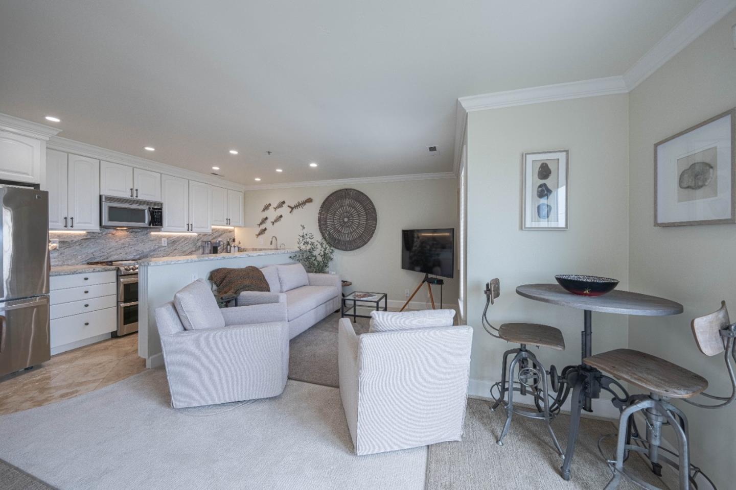Detail Gallery Image 7 of 25 For 585 Laine St #10,  Monterey,  CA 93940 - 2 Beds | 1 Baths